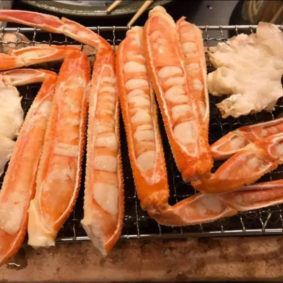 🦀焼きがになのだ🦀
😱みちるは甲殻アレルギーでみてるだけなにだ😱
皆は😋✨モグモグ😋✨してるのだ|みちるなのださん