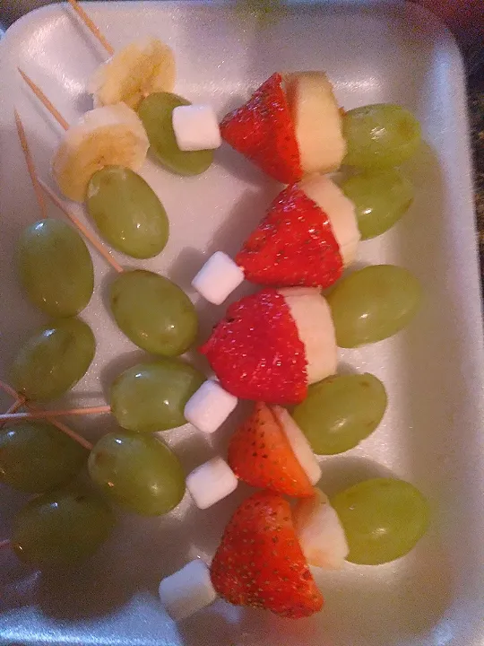 Snapdishの料理写真:Grinch Sticks, Strawberries & Bananas & Grapes|keyannaさん