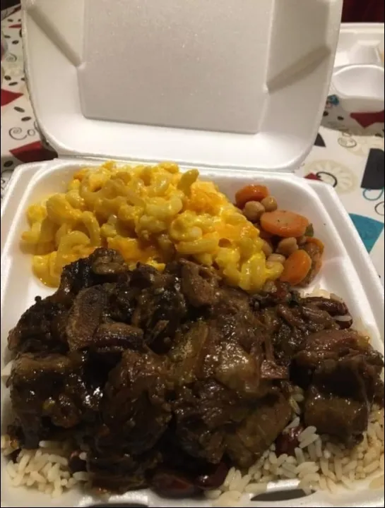 Rice And Beans Oxtails & Brown Gravy And A Side Of Macronni and cheese And Pinto Beans And Carrots|keyannaさん