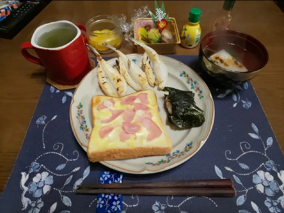 Snapdishの料理写真:お雑煮とふぐ一夜干しの網焼き(昼飯)|enarinさん