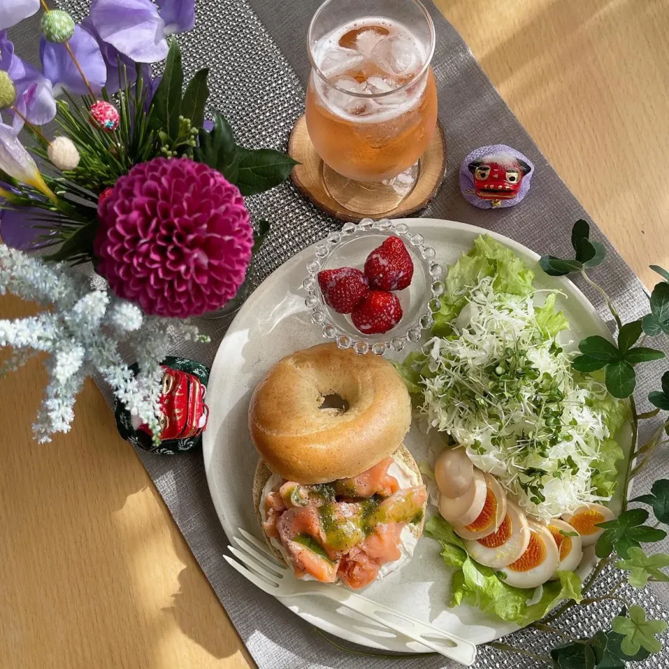 Snapdishの料理写真:1/3❤︎スモークサーモンとクリームチーズベーグルサンドプレート🥯✨|Makinsさん