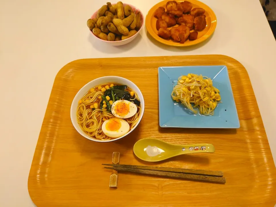 Snapdishの料理写真:今日の夕食　ラーメン、もやしナムル、ゆで落花生、市販のから揚げ|pinknari🐰🌈さん