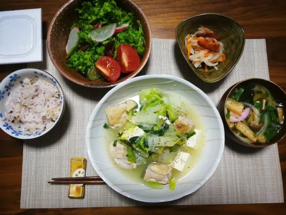 鶏と豆腐の塩ダレ煮
干し柿のなます
わさび菜と赤大根と干し柿のサラダ
具沢山味噌汁
納豆
30穀米|上海ひまわりさん