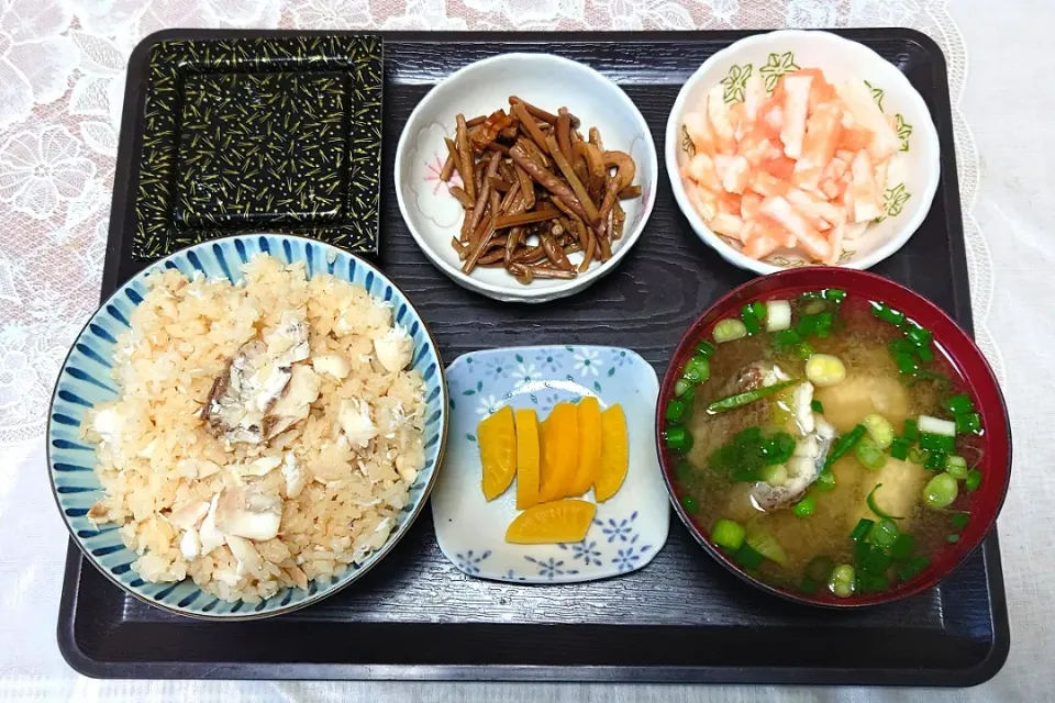 今日の朝ごはん（鯛めしに鯛とふぐのあら汁、山芋の明太子和え、ゼンマイ煮、納豆、沢庵）|Mars＠釜飯作り研究中さん