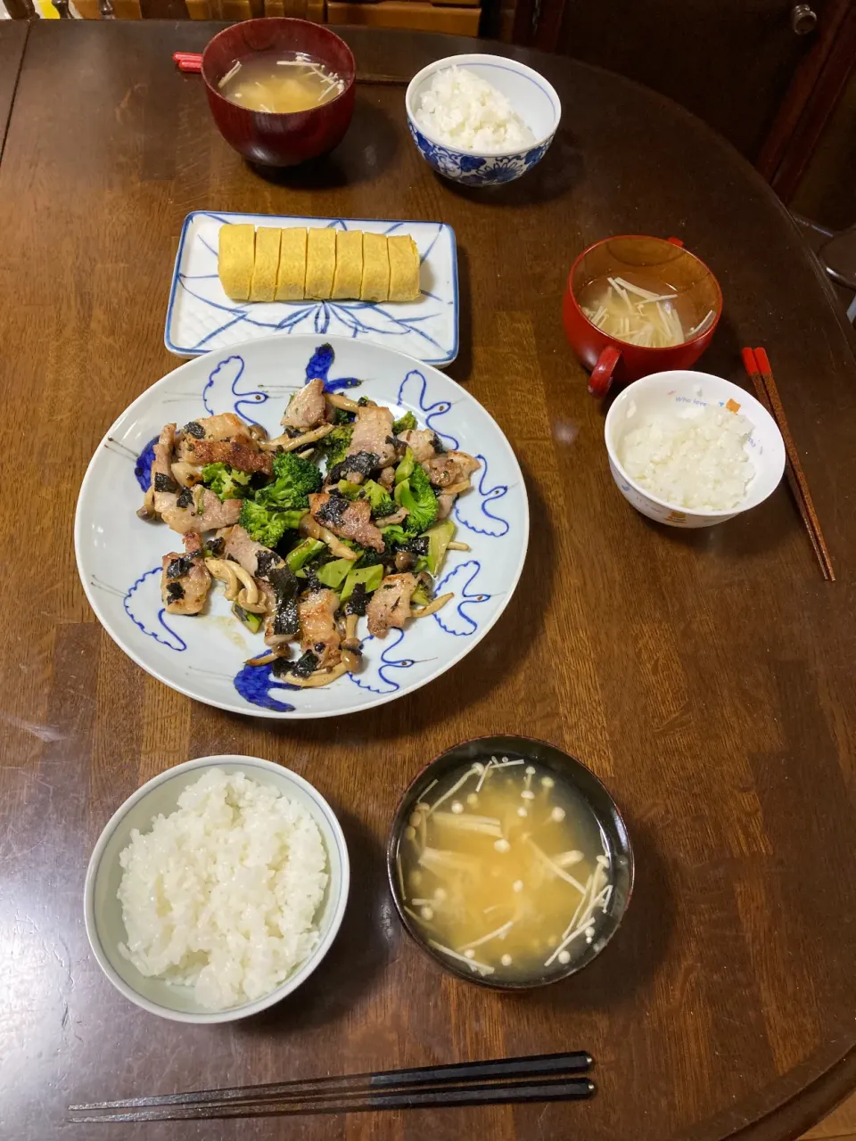 Snapdishの料理写真:豚肉としめじ、ブロッコリーの海苔炒め
あごだし卵焼き
えのきの味噌汁|はみんぐば〜どさん