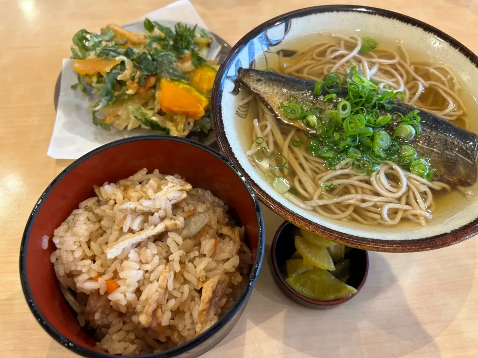 Snapdishの料理写真:にしんそば、かやくご飯、野菜のかき揚げ|buhizouさん