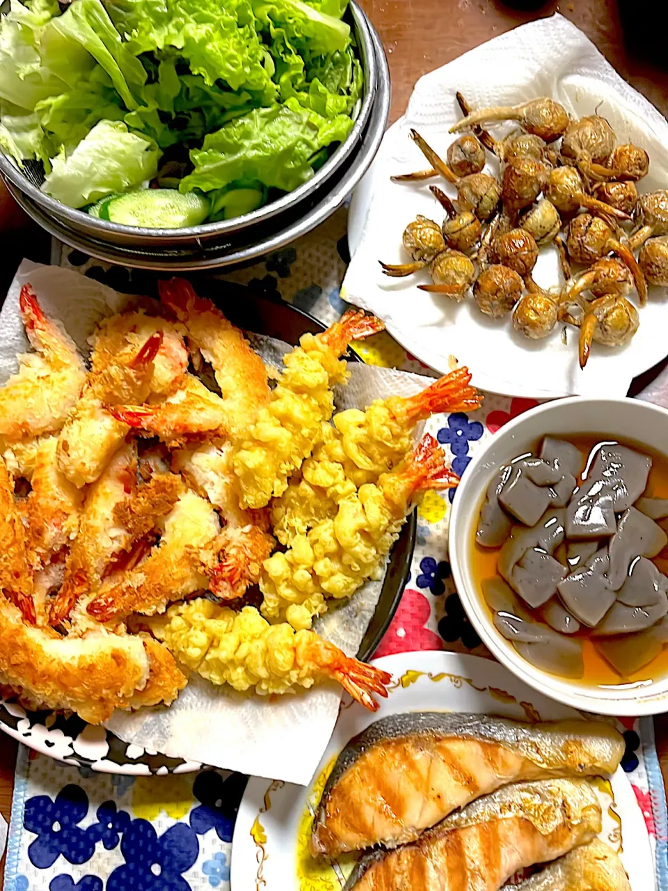 海老フライ🦐　海老天🦐　焼き塩鮭　クワイの唐揚げ　サラダ🥗|4jinoanataさん