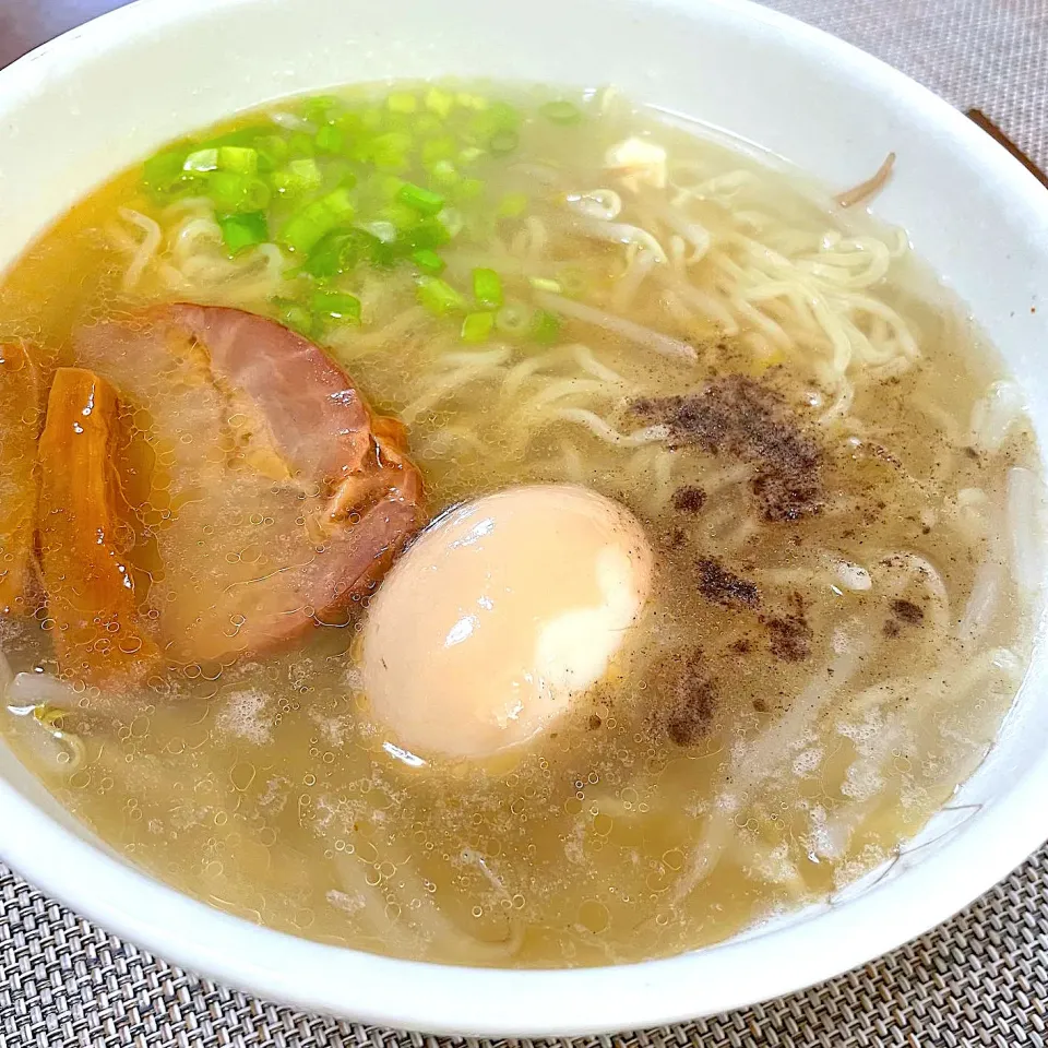 Snapdishの料理写真:お昼シンプルにラーメンにしてみた。甘めのスープが美味しい。|kazzz3さん