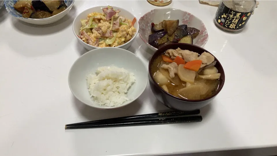 晩御飯☆サラダ（キャベツ、ベーコン、スクランブルエッグ）☆揚げ茄子の中華風煮浸し☆豚汁|Saharaさん