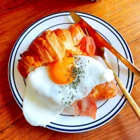 Snapdishの料理写真:croissant & Bacon egg|Patchanaraさん