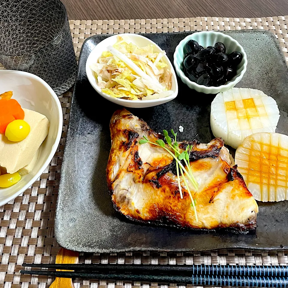 1/4晩ご飯：鰤かまの塩麹グリル|ななみんさん