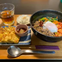 Snapdishの料理写真:挽き肉ビビンバ丼と大豆粉チヂミ