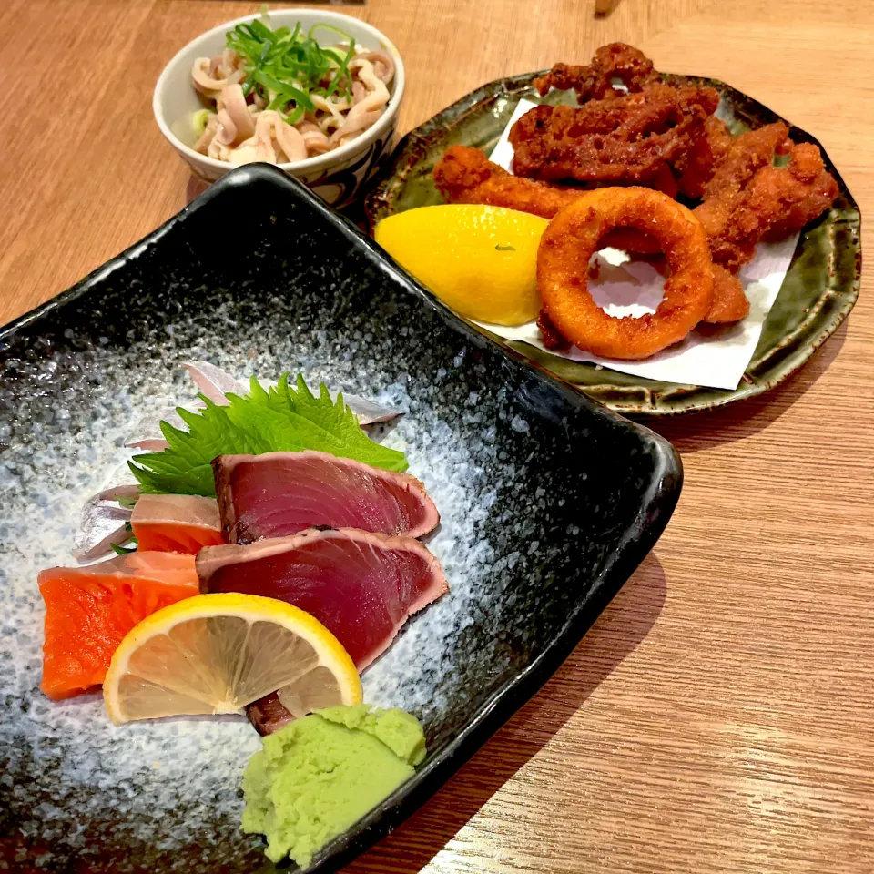 Snapdishの料理写真:刺身3種盛り、イカ唐揚げ、酢もつ|T. Wonderさん