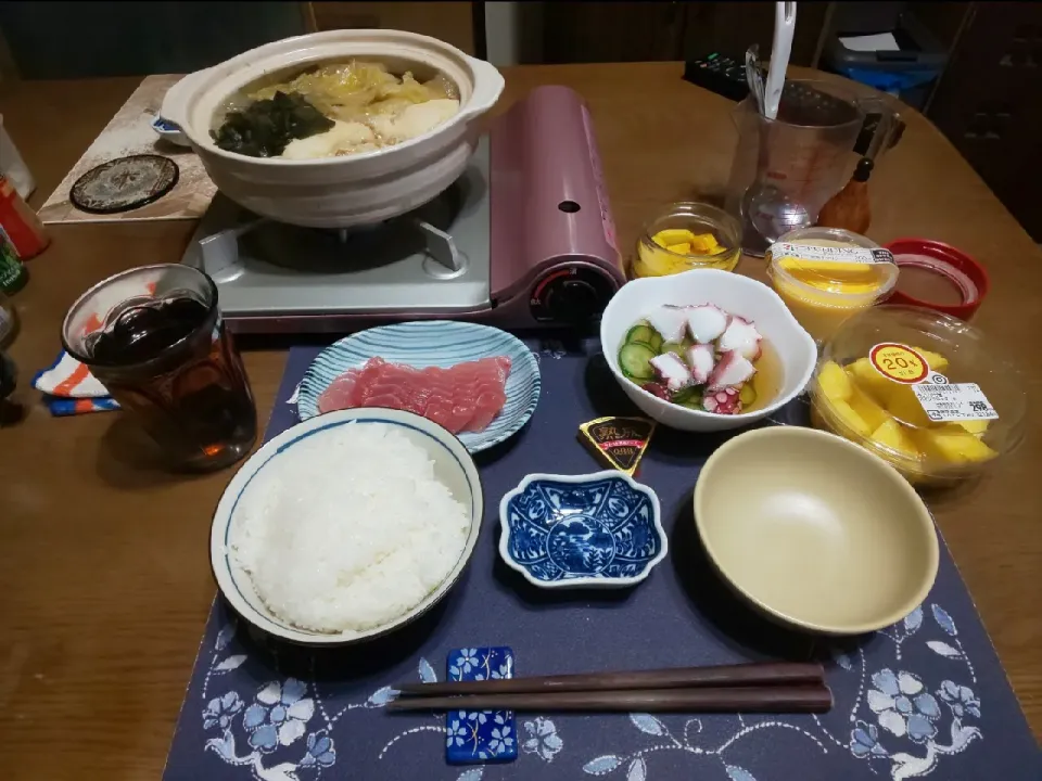 Snapdishの料理写真:寄せ鍋とめばちまぐろの刺身(夕飯)|enarinさん