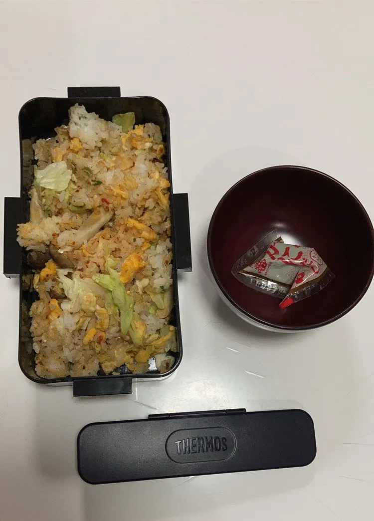 Snapdishの料理写真:パパ弁初日は☆炒飯☆みそ汁|Saharaさん