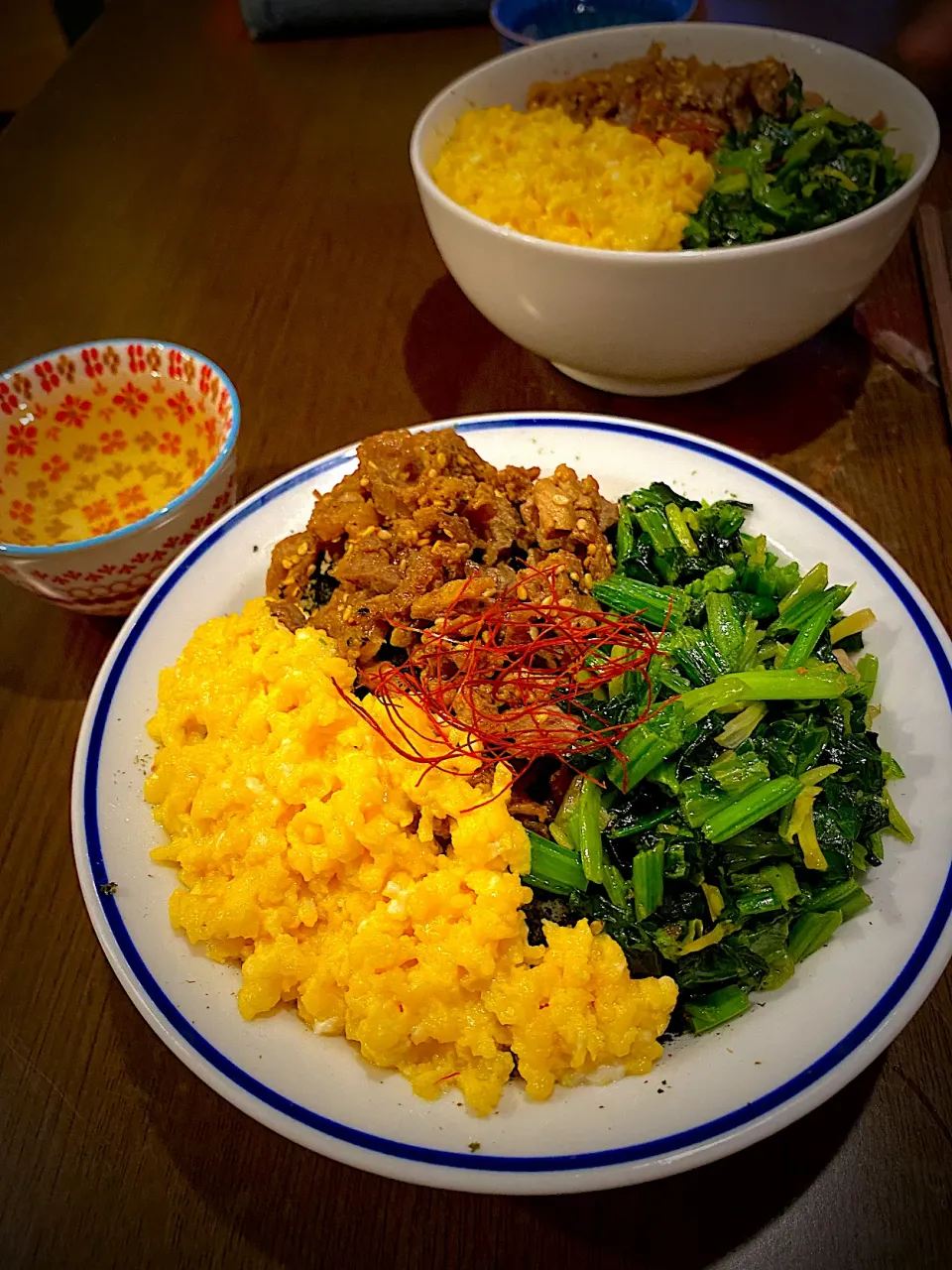 三色丼　豚胡麻油炒め　ほうれん草お浸し　炒り卵　糸唐辛子　玄米茶|ch＊K*∀o(^^*)♪さん