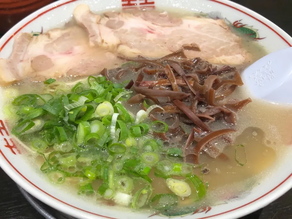 Snapdishの料理写真:とんこつラーメン@三田・豚麺|らーめん好き！さん