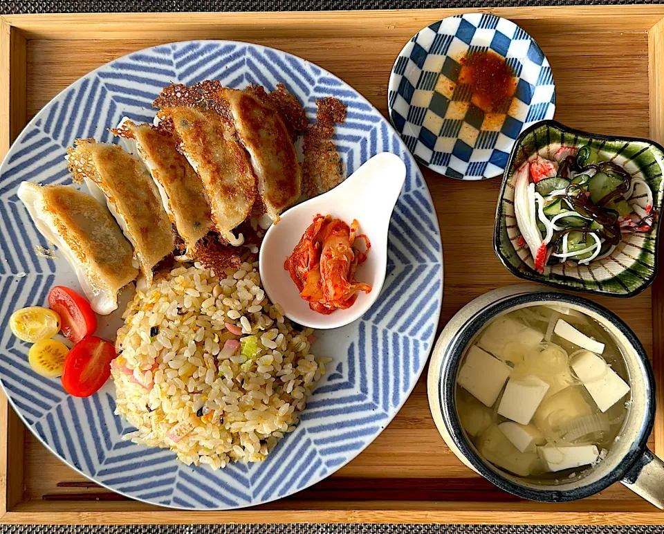 Snapdishの料理写真:炒飯と餃子ランチ🥢|ともえ☆さん