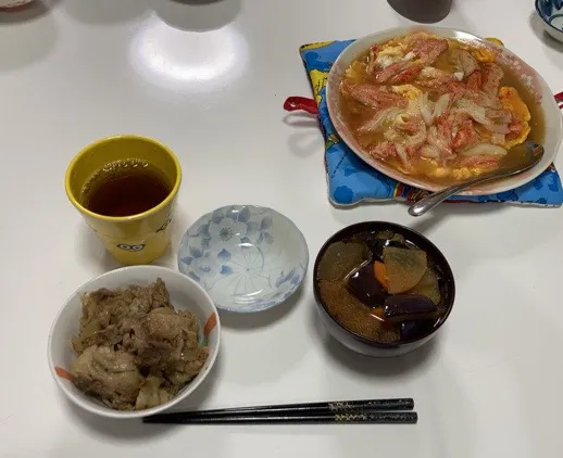 作り置きで晩御飯☆カニカマで蟹玉☆牛皿☆みそ汁（大根、人参、揚げなす）|Saharaさん