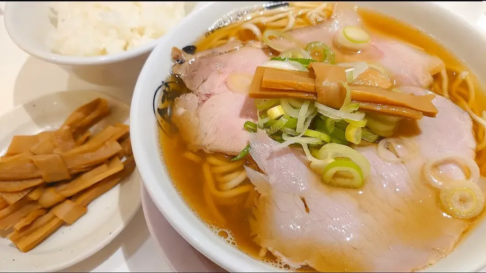 【1/16までの期間限定店舗】
自家製麺 中華そば ひらこ屋
東京ラーメンストリート店
あっさり煮干そば (850円)
＋ニボ出汁メンマの燻製 (200円)
＋ご飯 (150円)
＠東京1分
23004 (5,100)|大脇さん