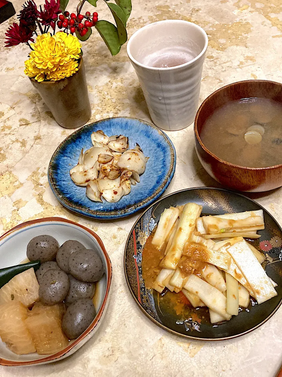 百合根炒め、うどの酢味噌和え、玉蒟蒻と大根の煮物、シジミの味噌汁、ビール|MIEKO 沼澤三永子さん