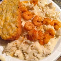 Snapdishの料理写真:Cheese Garlic Bread With Chicken Alfredo With Fried Shrimp On Top|keyannaさん