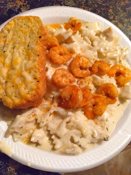 Cheese Garlic Bread With Chicken Alfredo With Fried Shrimp On Top|keyannaさん