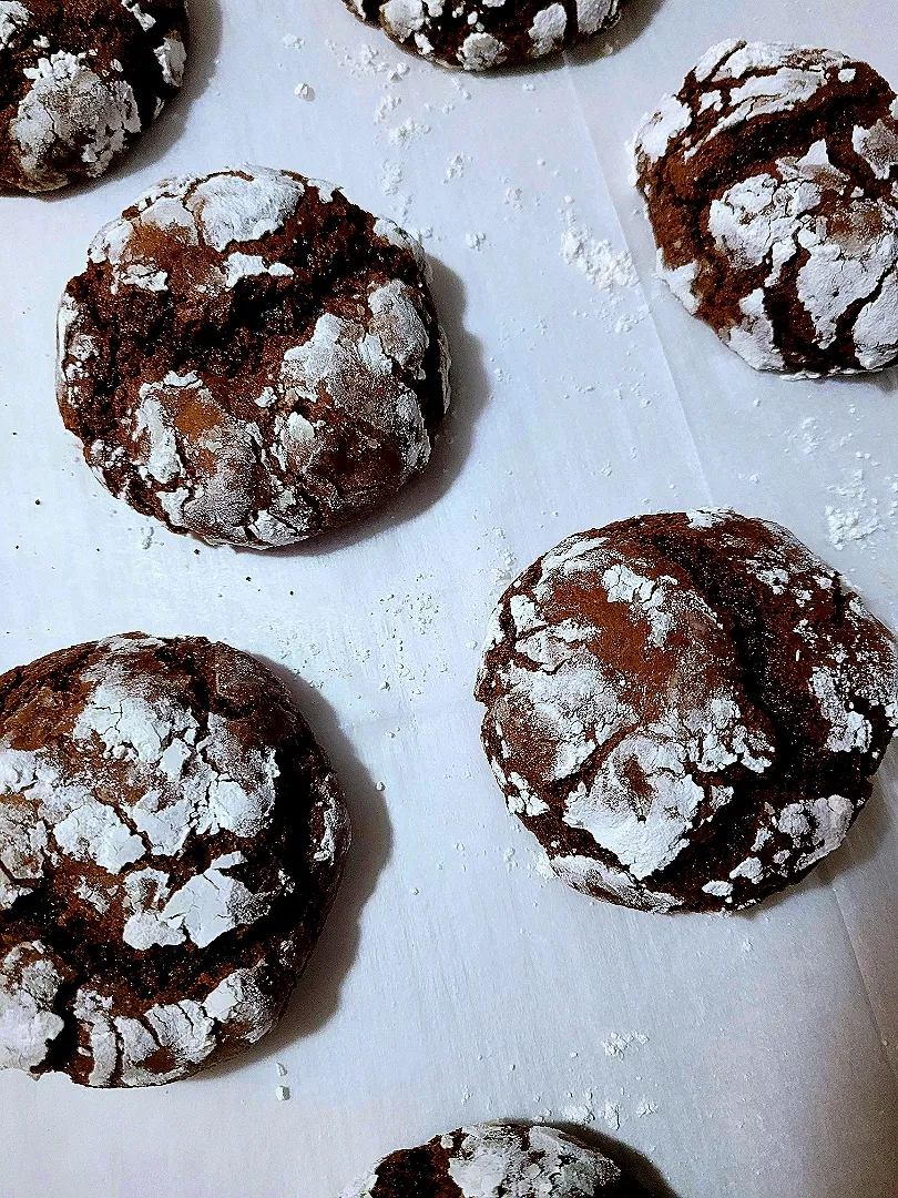 Snapdishの料理写真:Chocolate Crinkle Cookies|Erin Spencerさん