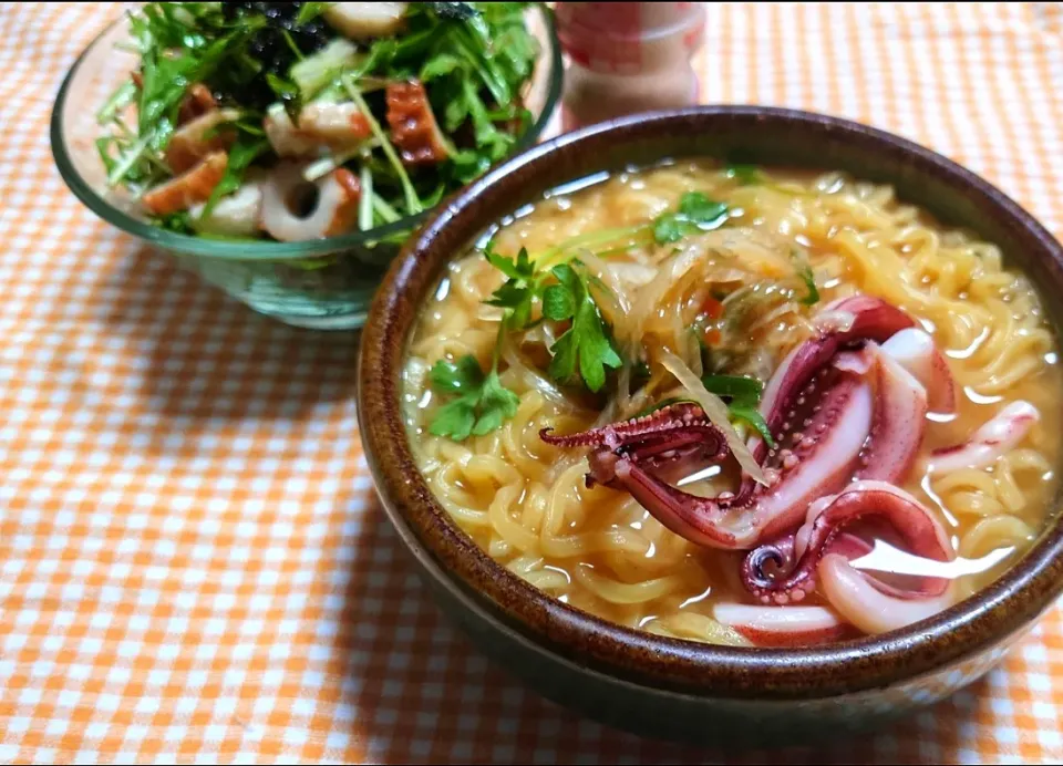 漬け辛ねぎとイカと麺
梅鰹サラダ(水菜×竹輪)|マギーさん