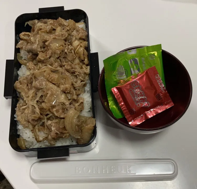 パパ弁☆みそ汁☆牛丼。寝過ごした🤣長男が、先起きて見送ってくれたらしい🤣今日はいつもの仕事プラス代行入って昼食抜き。お昼には帰れないから、昨日寝る前に炒飯作っておいた🤣|Saharaさん