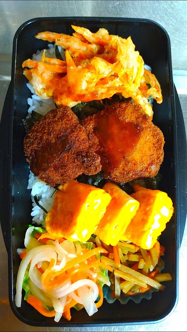 Snapdishの料理写真:旦那弁当　2023/01/6

チキンカツ
ニンジンのかき揚げ
玉子焼き
きんぴらごぼう
紅白なます|ユキヨメ♪さん