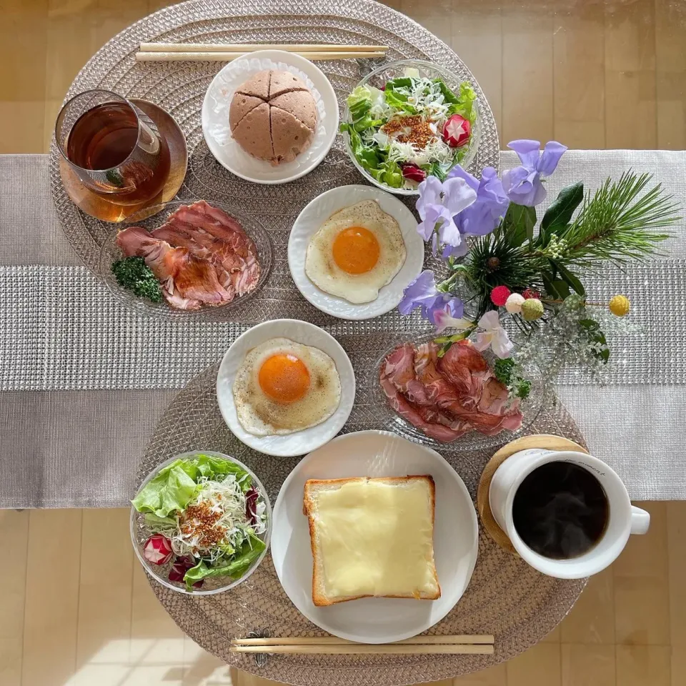 1/6❤︎お正月休みモーニング🎍✨

・チーズトースト（乃が美食パン）
・ポケモンチョコ蒸しパン
・半熟目玉焼き
・ローストポーク
・グリーンサラダ|Makinsさん