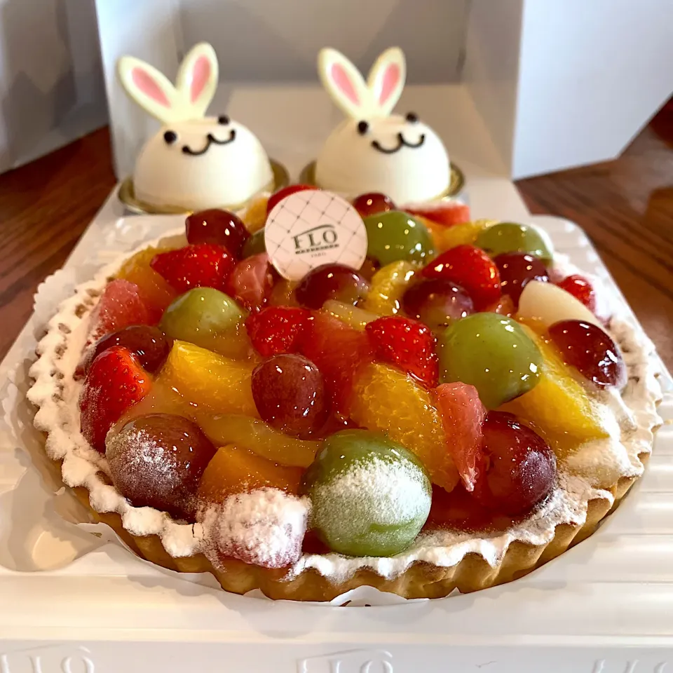 Snapdishの料理写真:お友達からのプレゼント FLOのフルーツチーズタルトとうさぎケーキ|愛さん