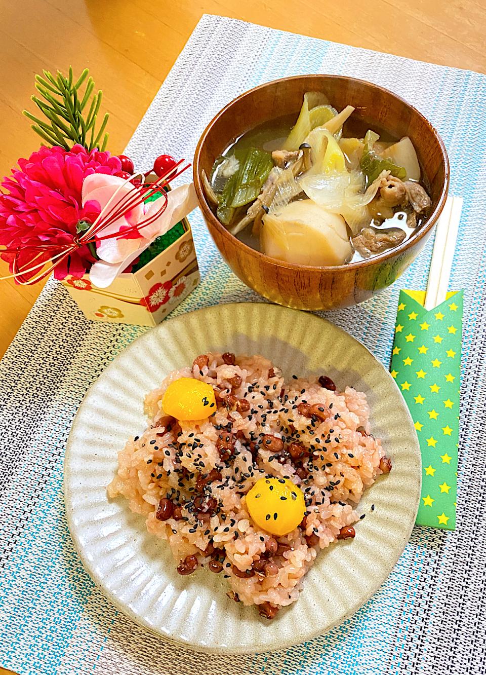 朝食は 栗入り赤飯と、芋煮です😄