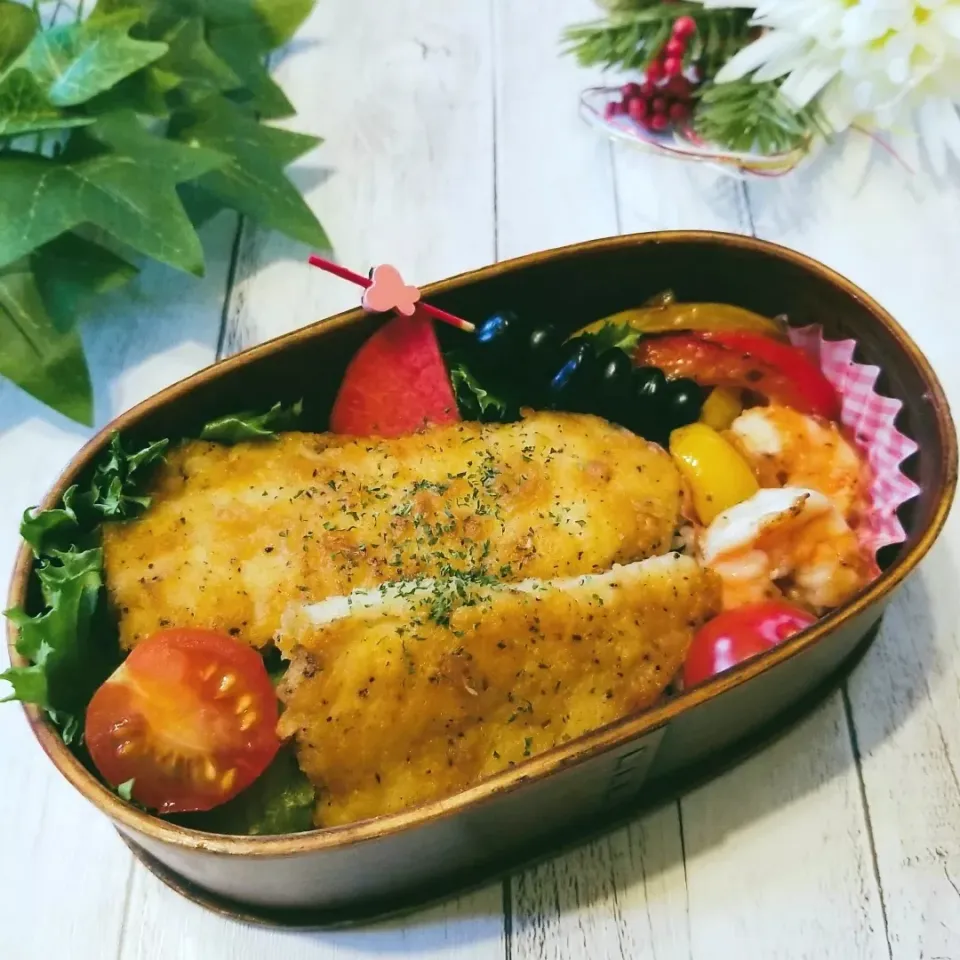 お弁当。
白身魚ガーリックソルト味。海老とパプリカのオイスターソース炒め。|yoshiyoshiさん