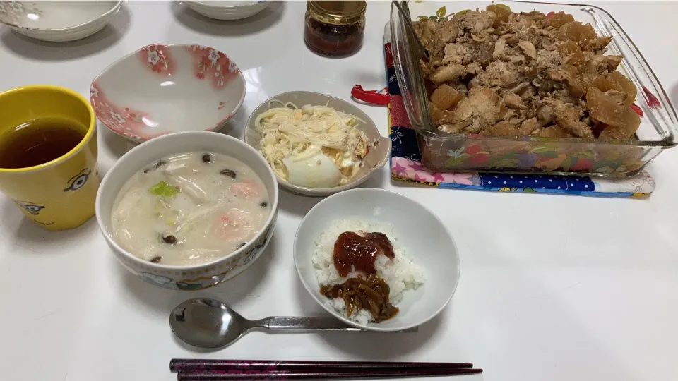 Snapdishの料理写真:今日も作り置きと頂き物とストック品で晩御飯☆春雨サラダ☆手羽元大根☆クリームシチュー|Saharaさん