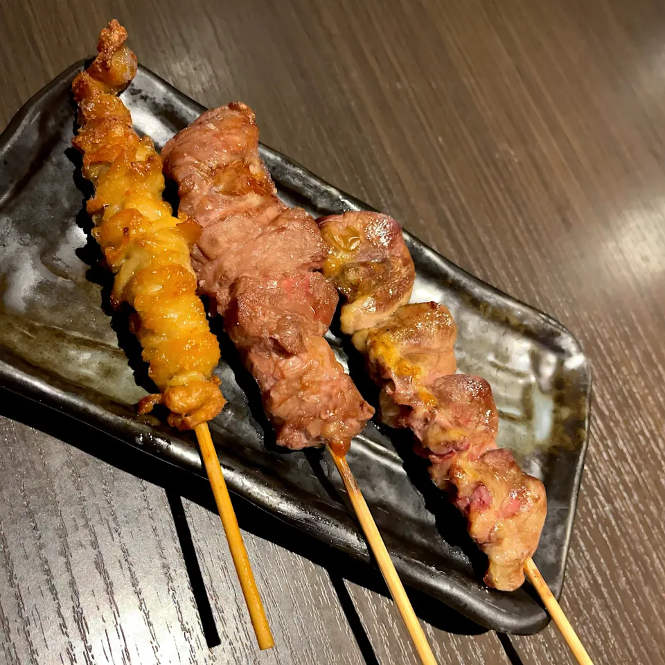 炭火焼き鳥（ぐるぐるとりかわ、とりハツ、豚ハラミ）|T. Wonderさん