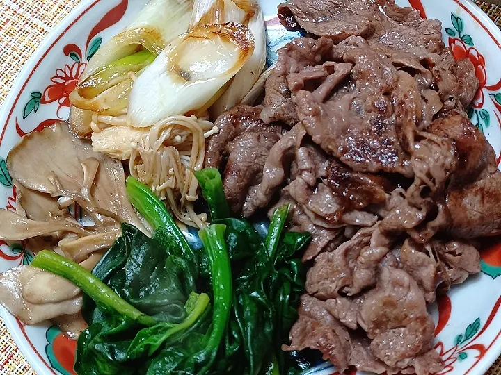 Snapdishの料理写真:お正月用すき焼き肉が価格ダンピングにつき贅沢にポンつゆ仕立てでどしどし|ぱいんてーるさん