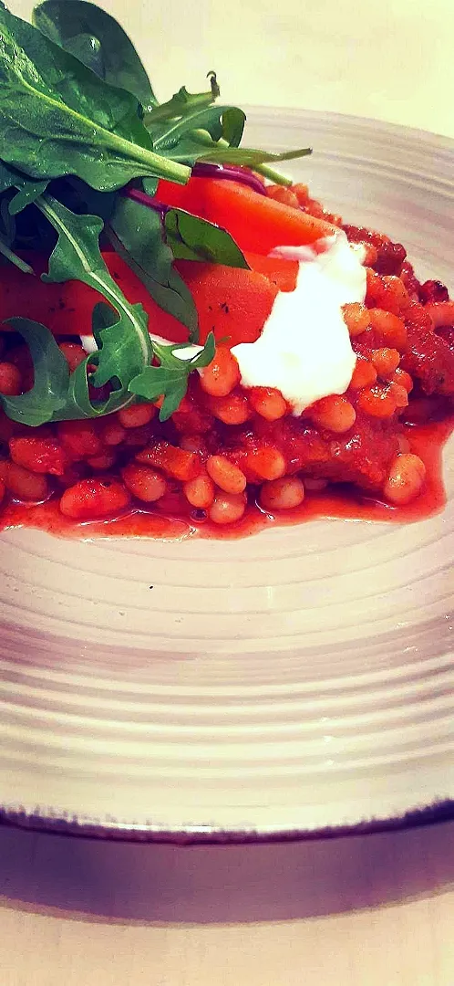 Chili beans with smoked sausage, tender boiled beets and spinach leaves.|Imre Zoltánさん