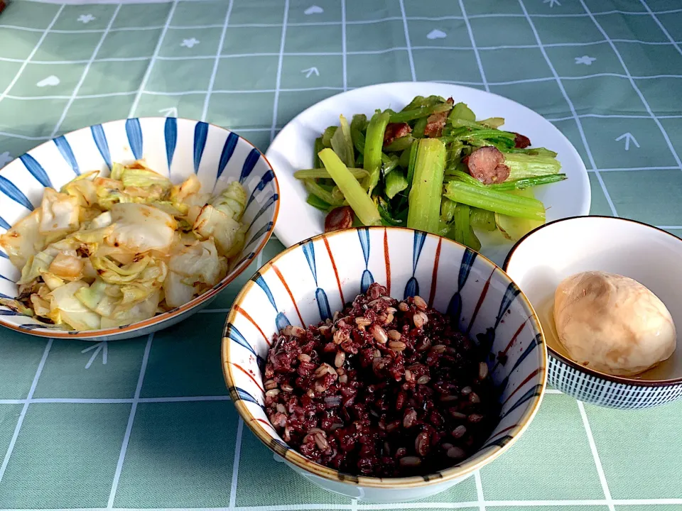 Snapdishの料理写真:清炒卷心菜 腊肠炒芹菜 茶叶蛋 三色糙米饭|tommoさん