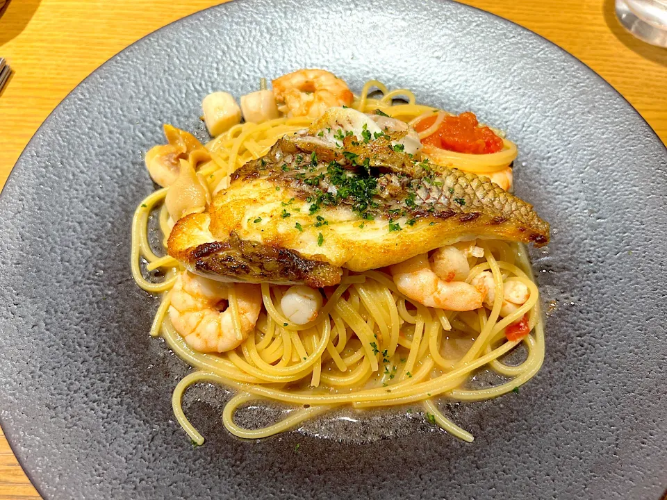 今日のランチ🍽 鯛一郎クンと魚介類のトマトペペロンチーノ🍝|yokoさん