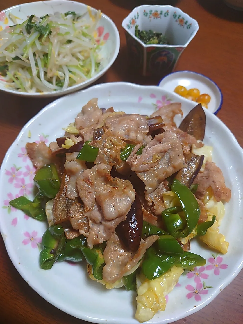 Snapdishの料理写真:豚バラとピーマン茄子の炒めもの
もやしとみつばのサラダ
ほうれん草の胡麻和え
銀杏|ぱやさん