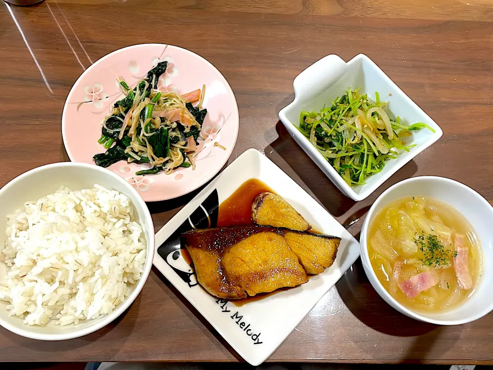 ぶりの照り焼き　キャベツとベーコンのスープ　もやしと豆苗のナムル　えのきとハムのバター醤油炒め|おさむん17さん