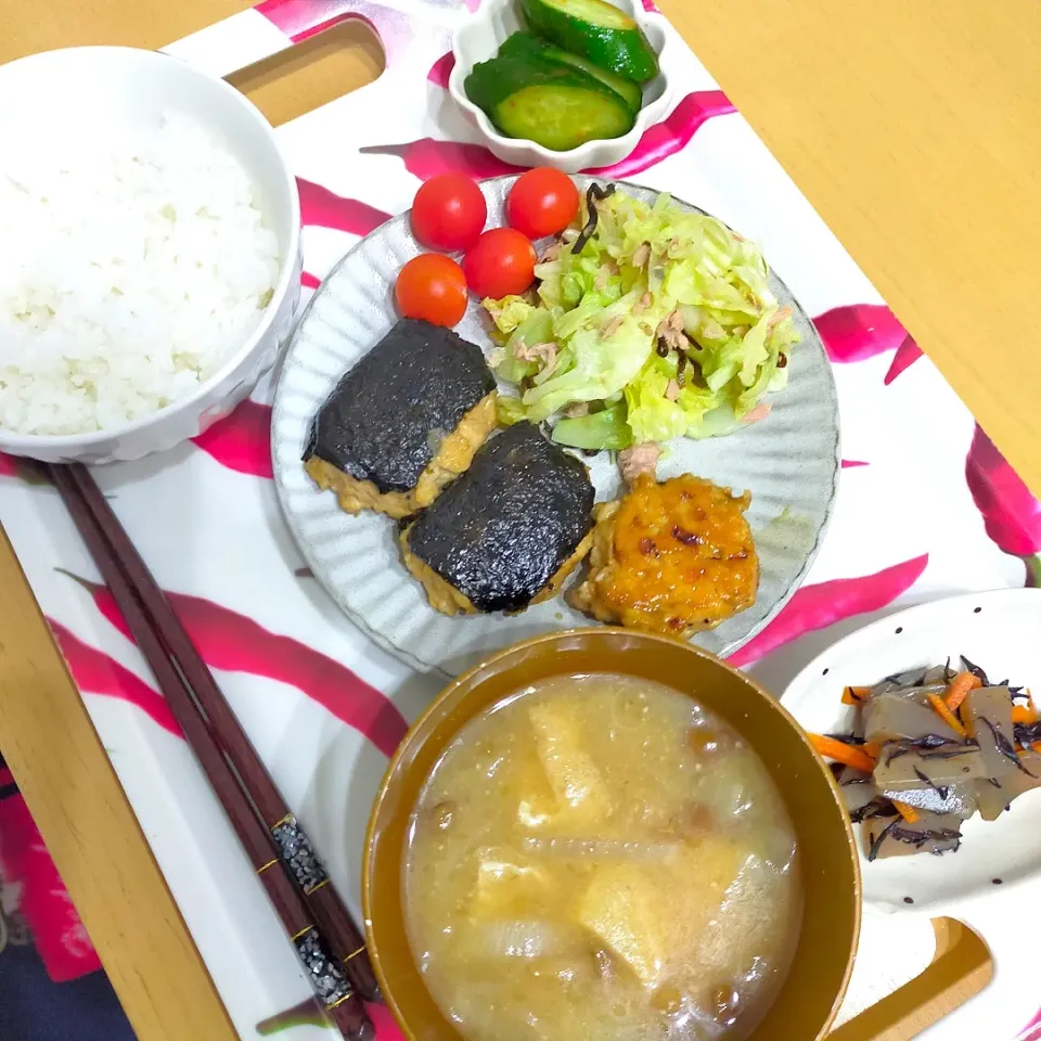 鶏むねつくね
キャベツとツナの塩昆布和え
なめこと大根の味噌汁
こんにゃくとひじきの煮物
桃屋のキムチのきゅうり|羊さんさん