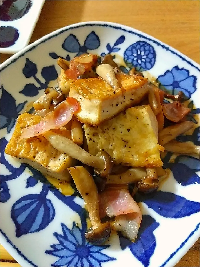 Snapdishの料理写真:木綿豆腐としめじのバター醤油炒め|sumireさん