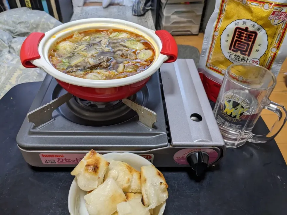 夜勤明け🍲始めを鶏もも肉をベースの野菜たっぷり焼き餅ピリ辛味噌味の寄せ鍋から&寳甲類焼酎をレモン汁のお湯割りで|Tarou  Masayukiさん