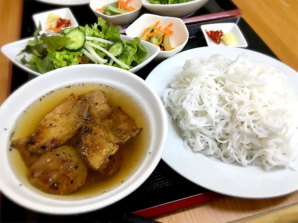 ブンチャー  このお店、ベトナムの方がオーナーですがブンチャー以外のメニューは皆ラーメンという一風変わったお店です。ブンチャーはとても美味しかったです！|リフルシャッフルさん