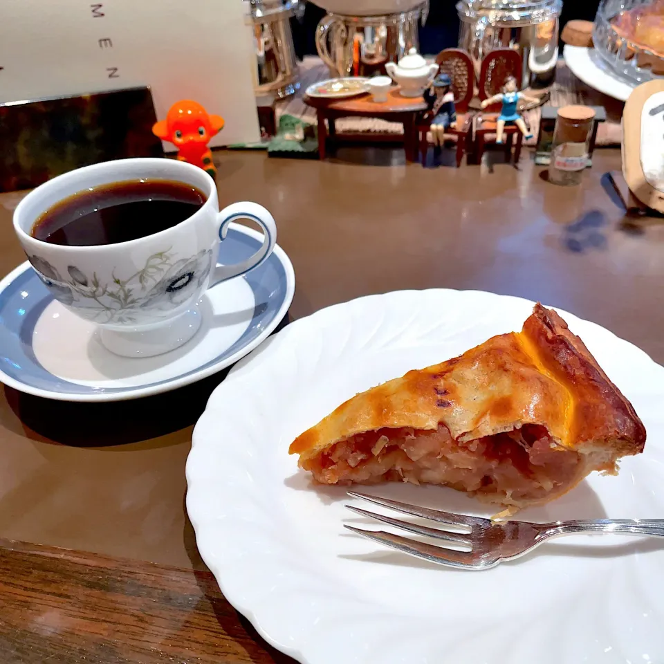 Snapdishの料理写真:アップルパイ w/ ブレンドコーヒー|T. Wonderさん