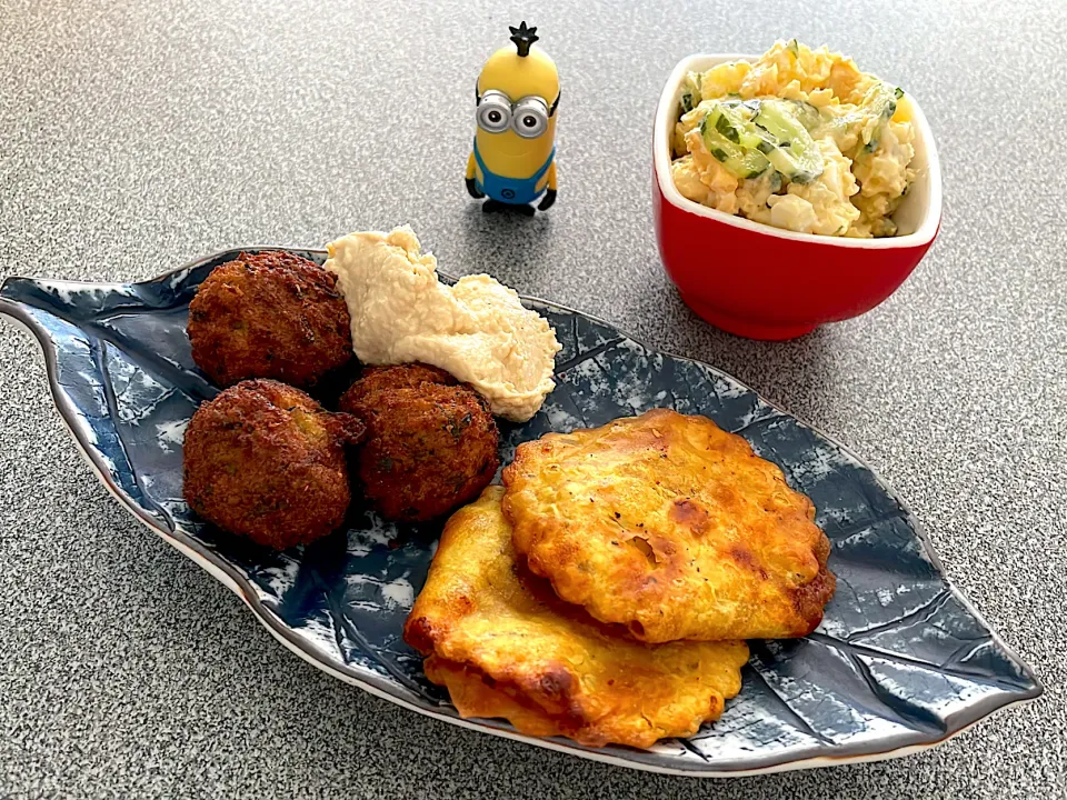 輕食：Fresh Herb Falafels & Hummus. Tomato & Mozzarella Parcels. ポテトサラダ|270w178bさん