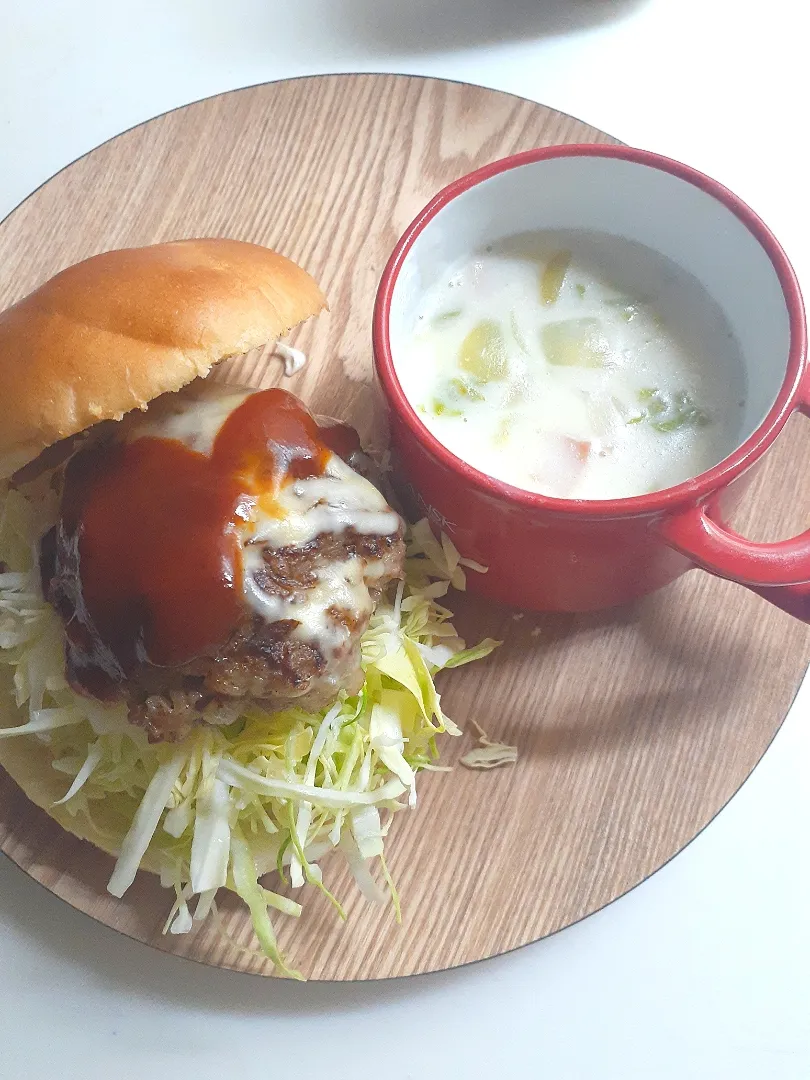 ☆夕飯☆余りのハンバーガー。あとは餅使ったクリームシチュー|ｼｮｺﾗさん